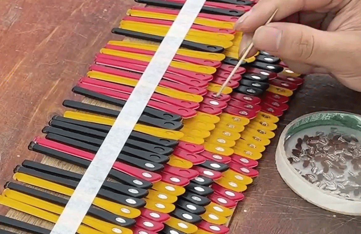 Logo métallique inséré