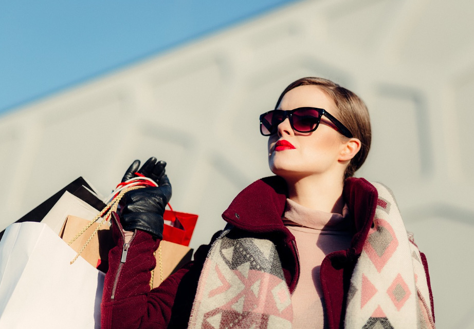 Lunettes pour visages larges : trouver la taille et le style parfaits